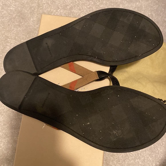 Burberry flip flops size 38 - Picture 3 of 7